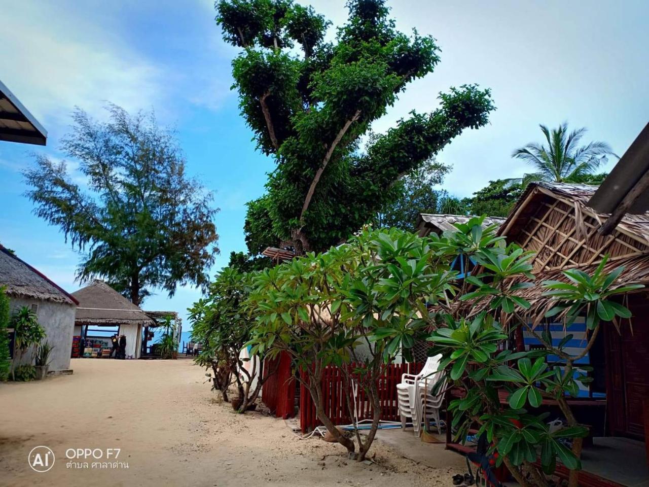 On The Beach Hotell Ko Lanta Exteriör bild